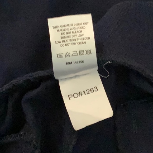 Figs navy blue scrub pants in large .pocket on the side has a snap. - Picture 5 of 5